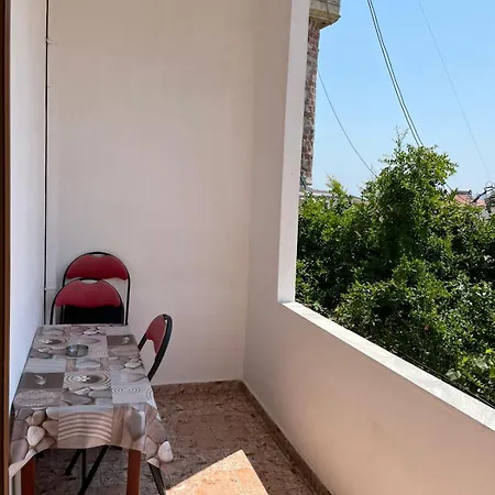Near Σαράντα